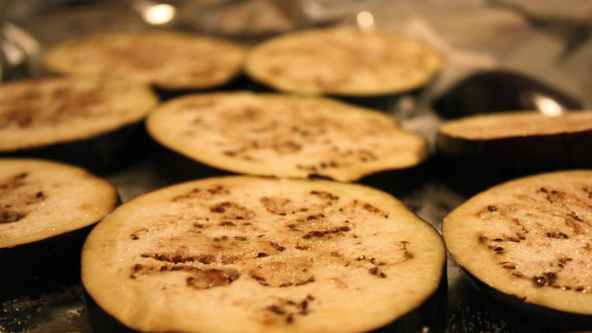 Esta noche os proponemos comer pizzetas de berenjena.