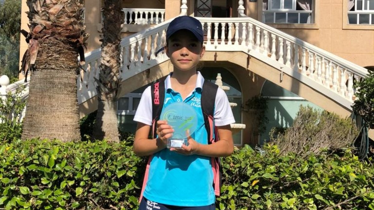 María Ortega posa con el trofeo después de un gran campeonato.