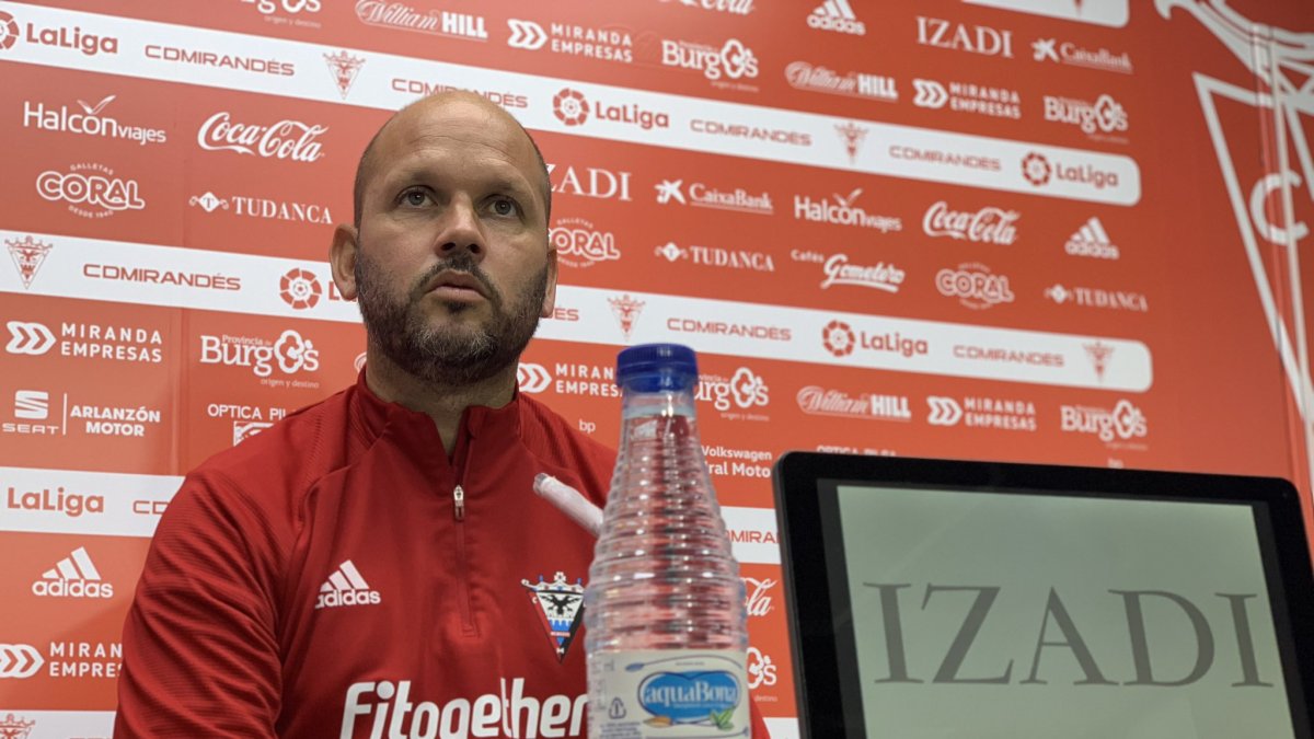 José Alberto López en la sala de prensa de Anduva.