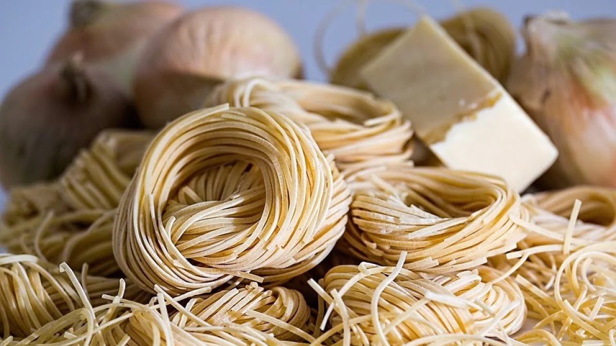 Hoy vamos a cocinar un poco de pasta y verduras.