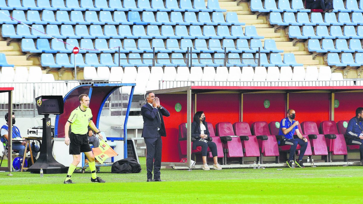 José Gomes dando indicaciones desde la banda.