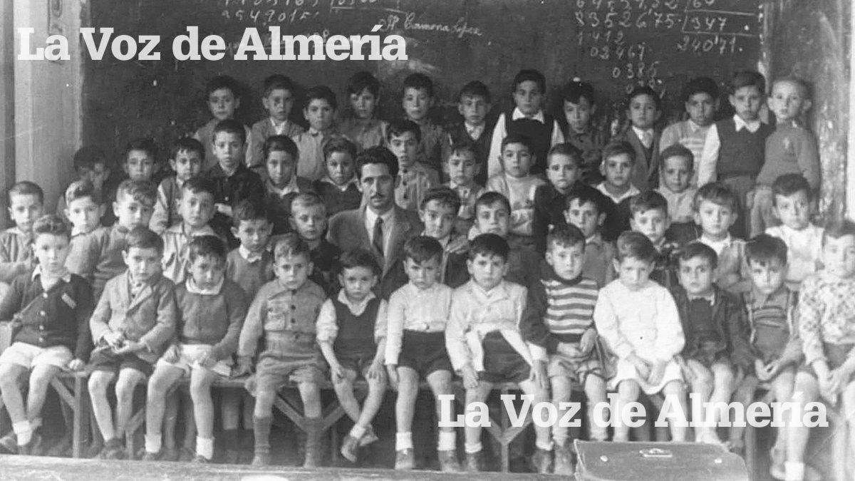 El maestro Muñoz Alarcón con sus alumnos del primitivo colegio de San José, en los años de la posguerra.