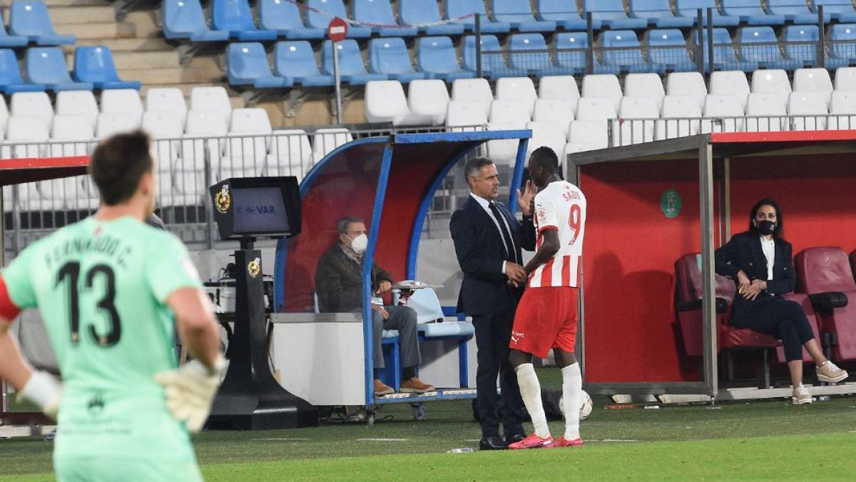 José Gomes da cariño a su delantero Top tras ser sustituido.