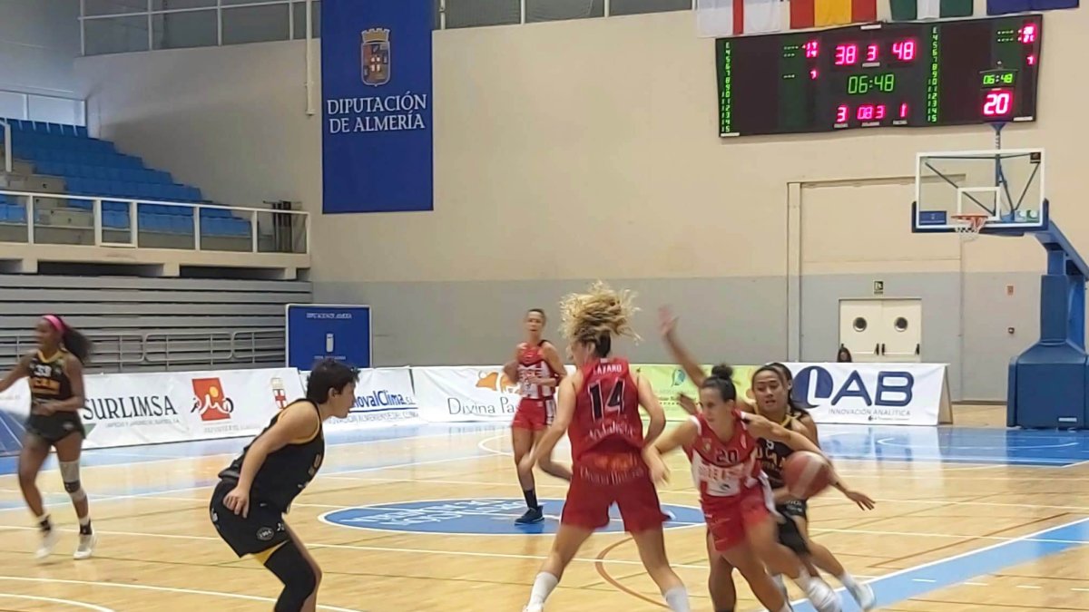 Las jugadoras rojillas se emplearon a fondo.