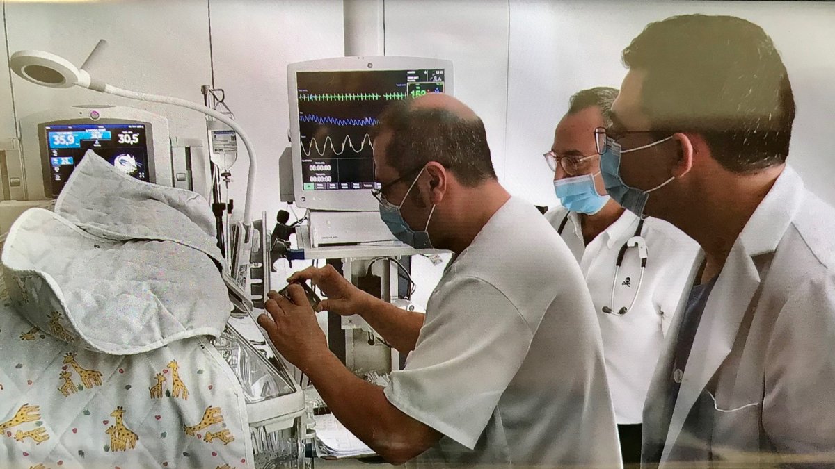 Un momento de la videollamada de la madre del bebé ingresado en el Materno Infantil.