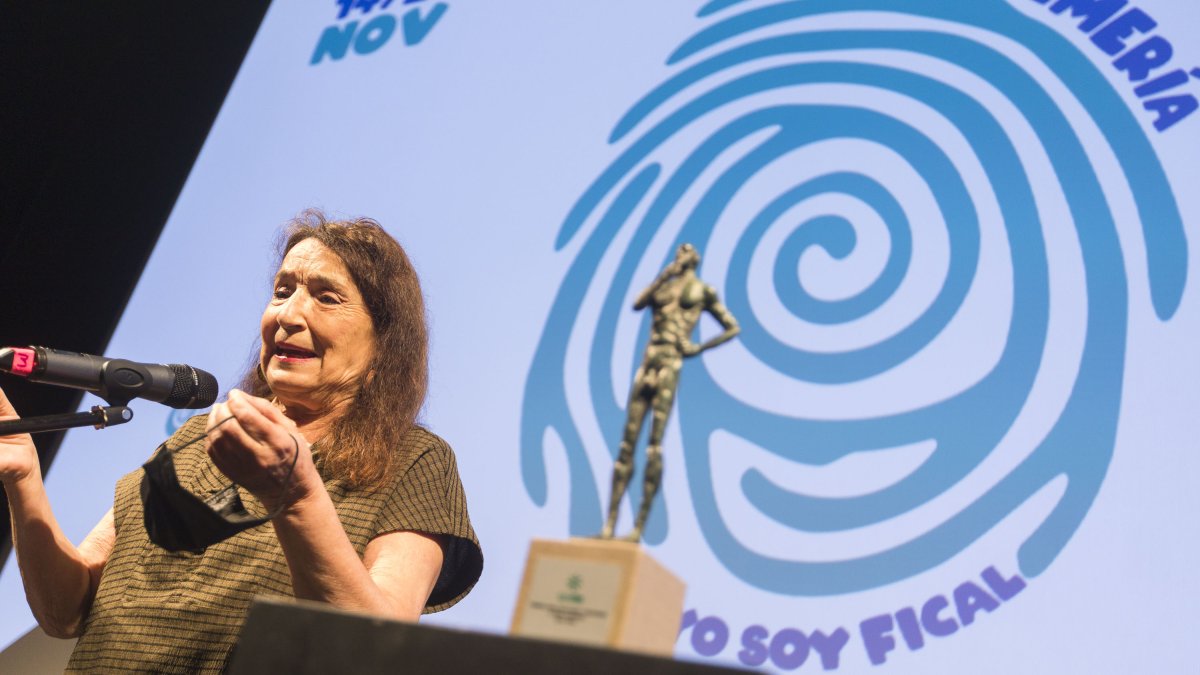 Petra Martínez tras recoger su galardón.