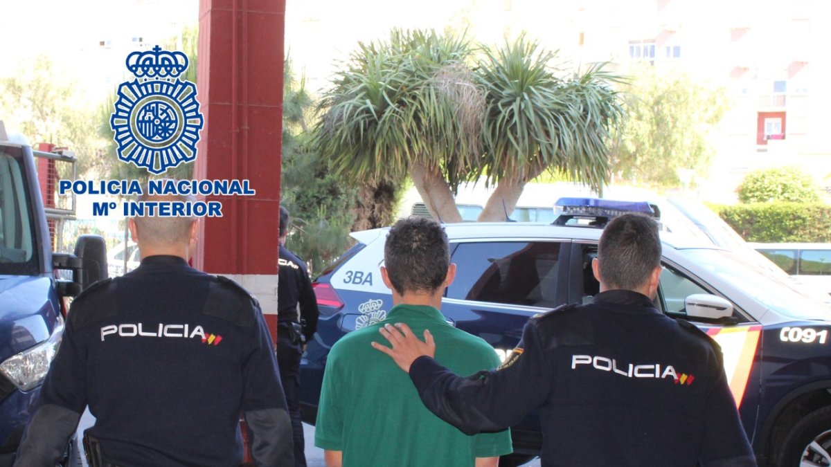 Joven detenido por masturbarse delante de tres menores.