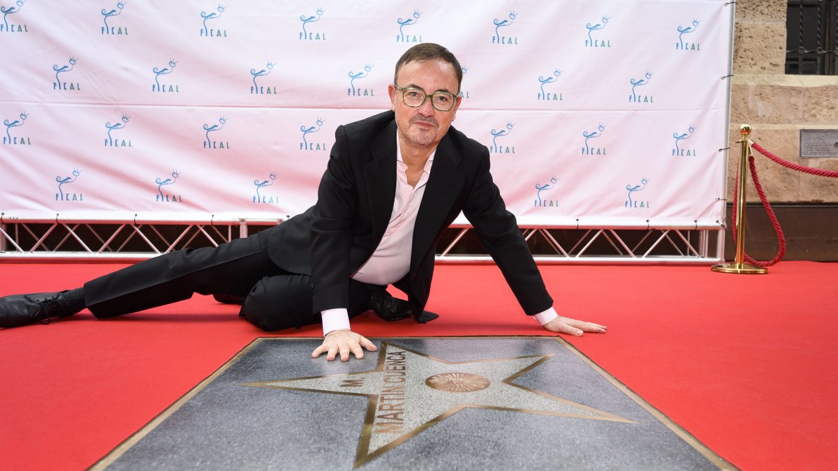 Manuel Martín Cuenca, tras descubrir su estrella en el Paseo de la Fama de Almería.