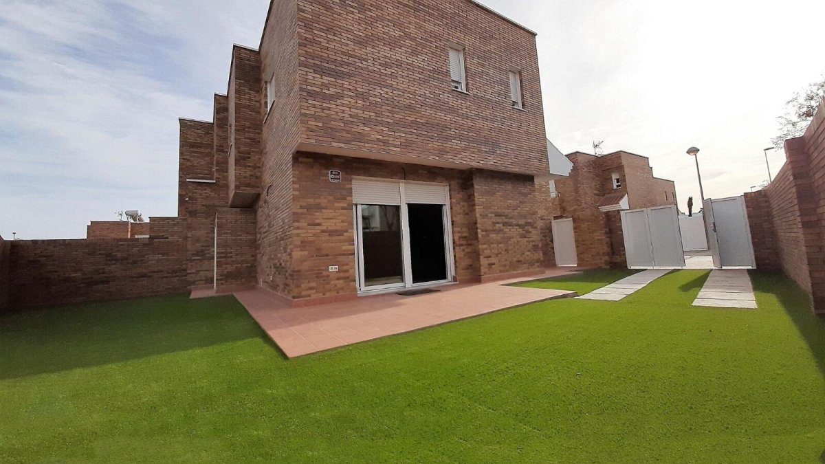 Cármenes universidad II con amplias zonas verdes.