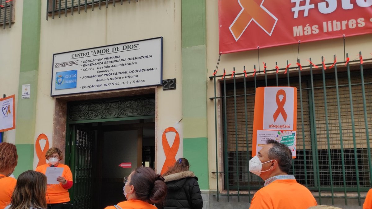Manifestación a las puertas del colegio Amor de Dios.