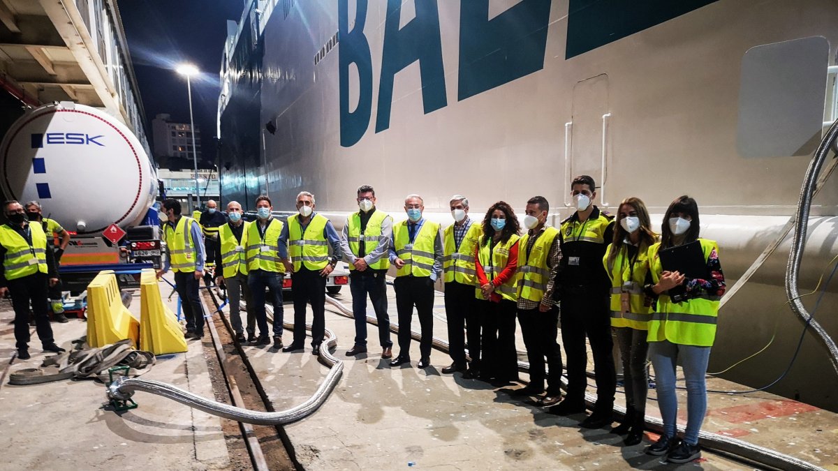 Autoridades durante la puesta en marcha del servicio en el Puerto de Almería.