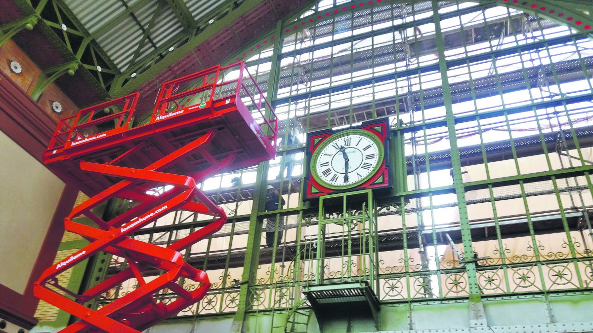 Interior de la estación del ferrocarril durante las obras