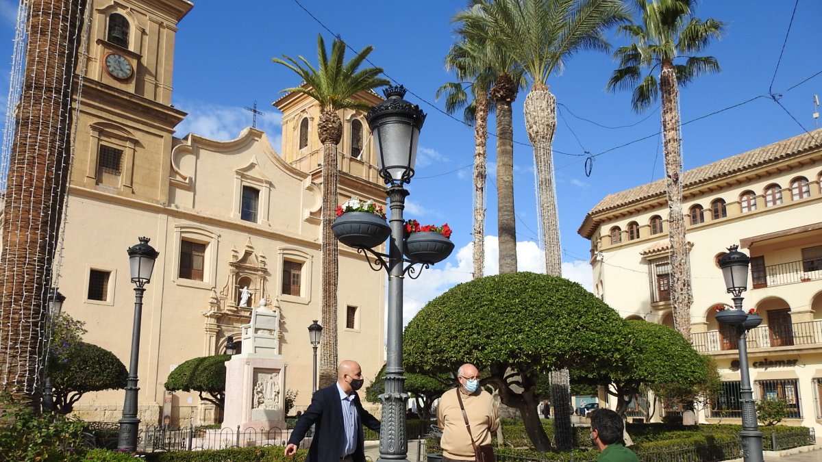 El alcalde, Domingo Fernández, junto al edil Jose López.