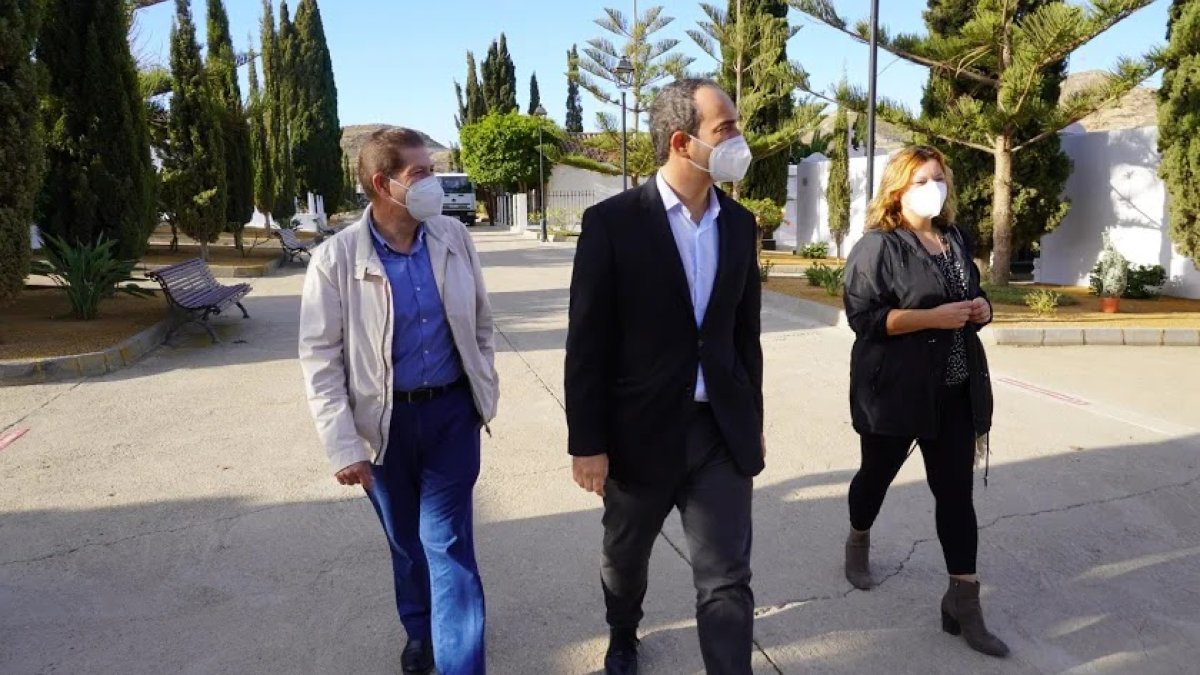 Pedro López (izquierda), junto al alcalde y la concejala de Salud de Carboneras.