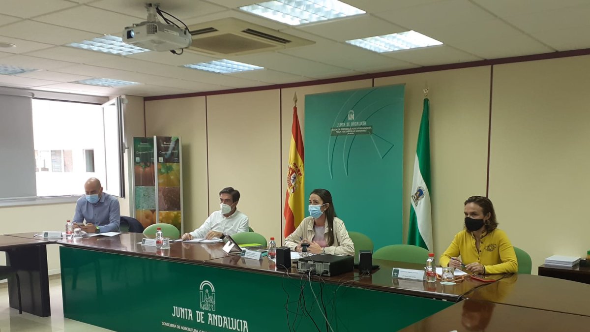 Aránzazu Martín anuncia que la Consejería de Agricultura trabaja por  ampliar el “Compromiso Blanco” a las organizaciones agrarias