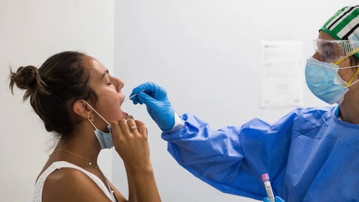 Toma de muestras a una mujer para una prueba PCR.