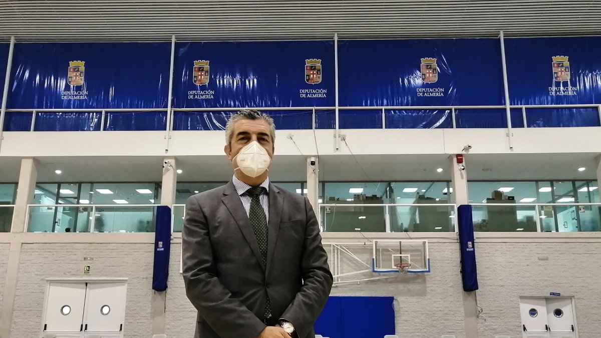 Posando para LA VOZ, en la magnífica pista del Pabellón Moisés Ruiz.
