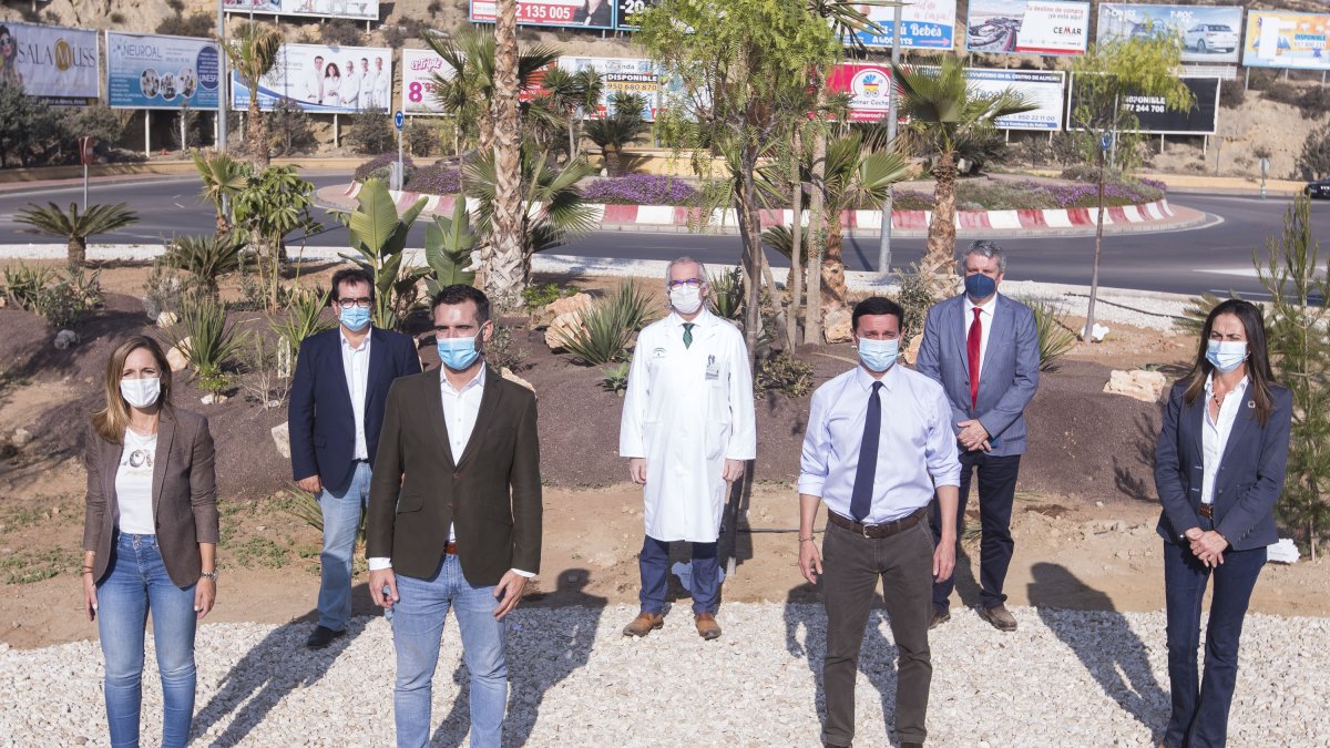 Autoridades tras la plantación de árboles junto a Torrecárdenas.