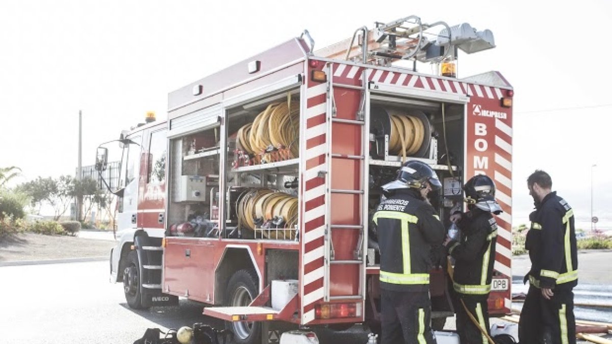 Imagen de archivo de los Bomberos del Poniente en una actuación.