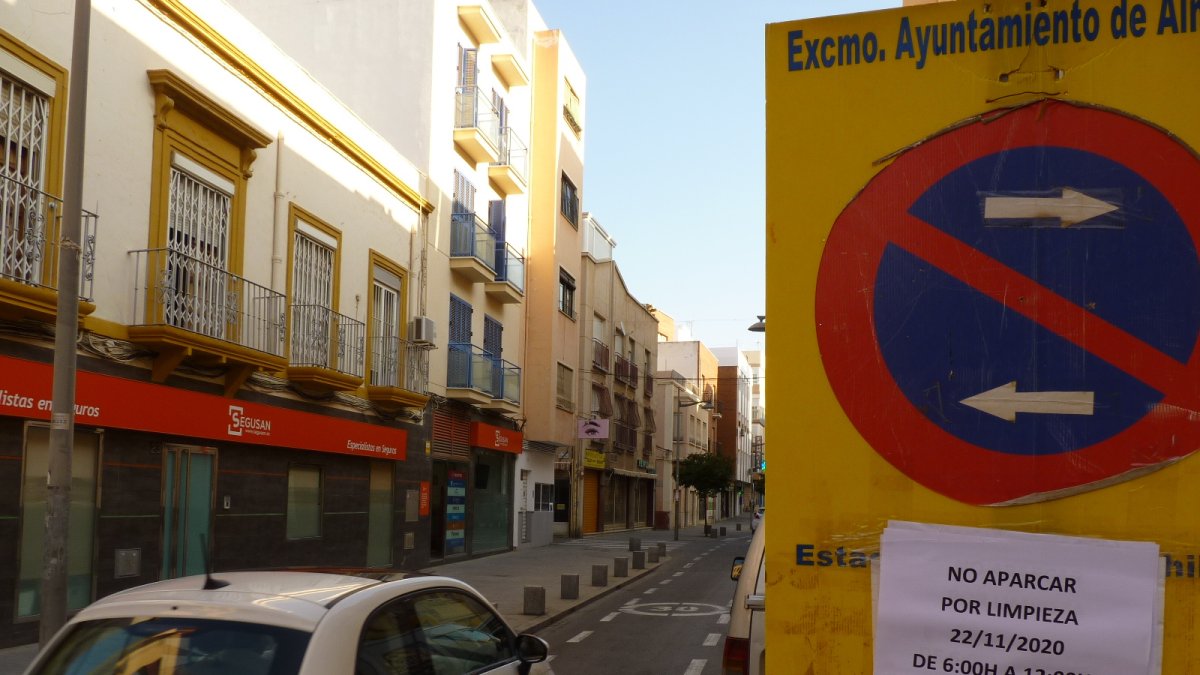 Señalización para la limpieza en la calle Murcia.