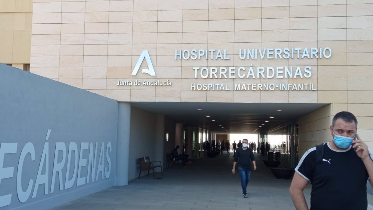 Almerienses con mascarilla en la puerta del Hospital Universitario Torrecárdenas.