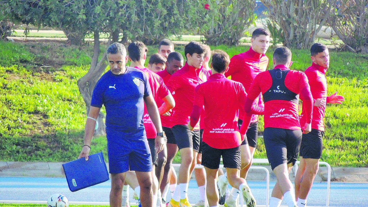 José Gomes y el Almería afrontan un mes decisivo para el futuro.