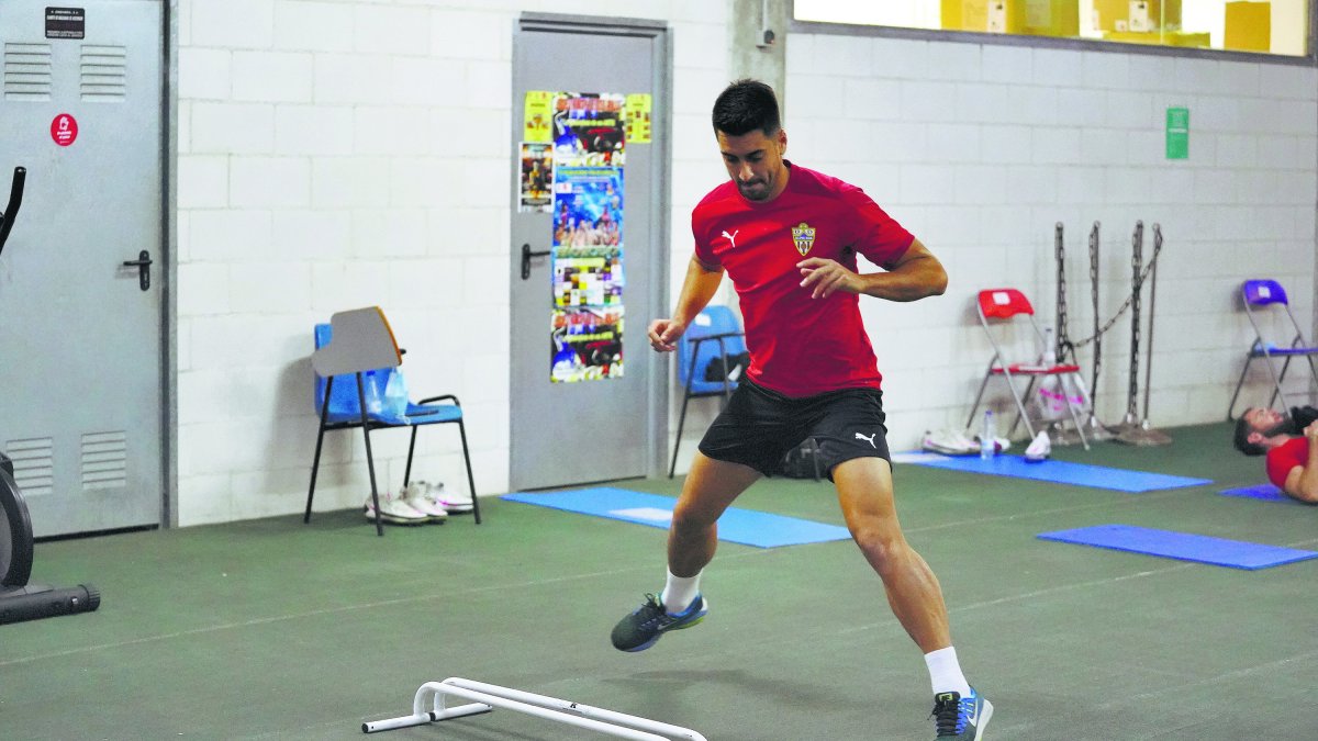 César de la Hoz calentando en la zona mixta del Mediterráneo.