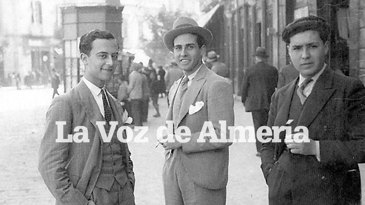 Años 20. Tres jóvenes a finales de los años veinte en la Puerta de Purchena, cerca de la perfumería Venus.