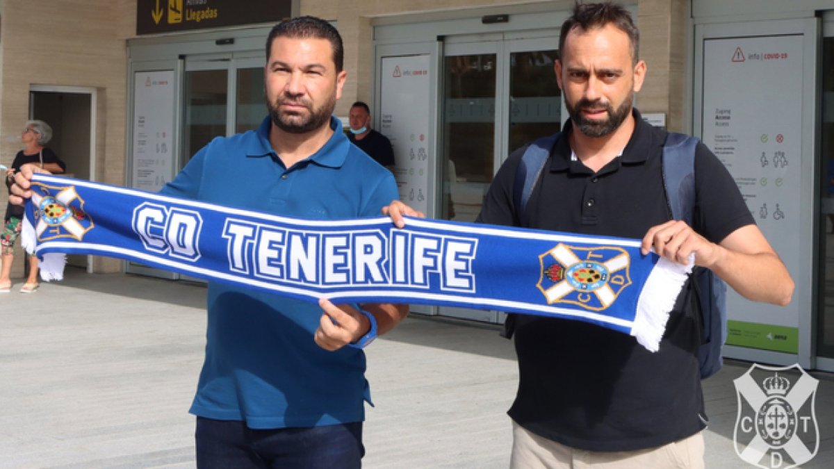 Juan Carlos Cordero y Fran Fernández a su llegada a Tenerife.