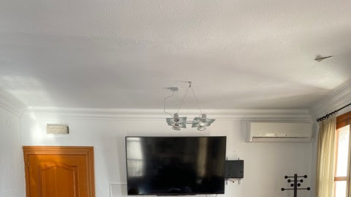 La alcaldesa de Mojácar, Rosa María Cano, junto a la directiva de Cruz Roja en el municipio.