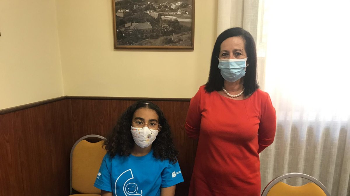 Elvira estuvo acompañada por la edil de Educación cuevana, Ana María Castro García.