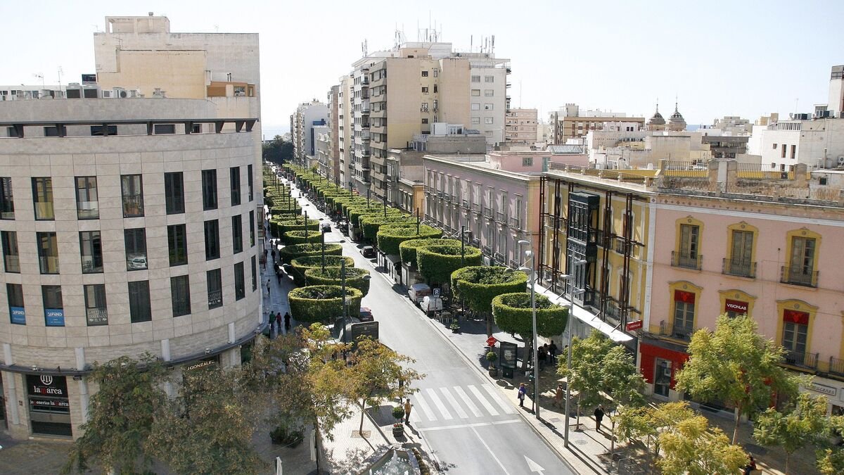 “Almería centro CCA” solicita a la Junta de Andalucía que rectifique y retrasen la hora de cierre de pequeño comercio.