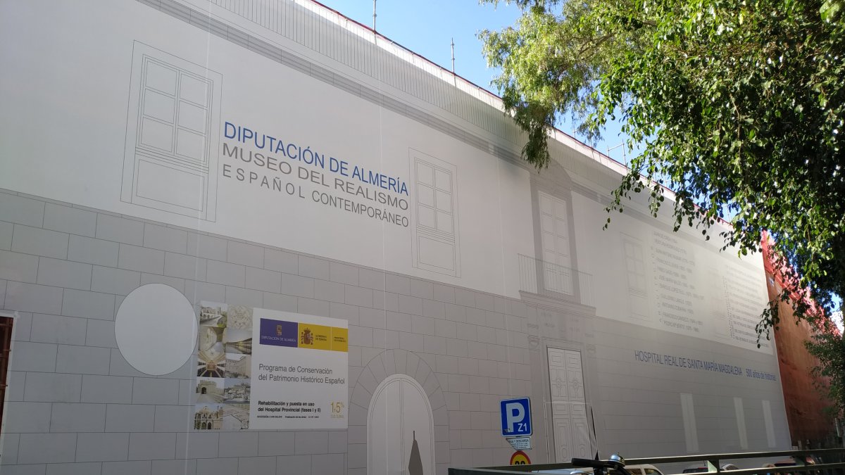 Lona que cubre la fachada a la calle Hospital del futuro Museo del Realismo Español