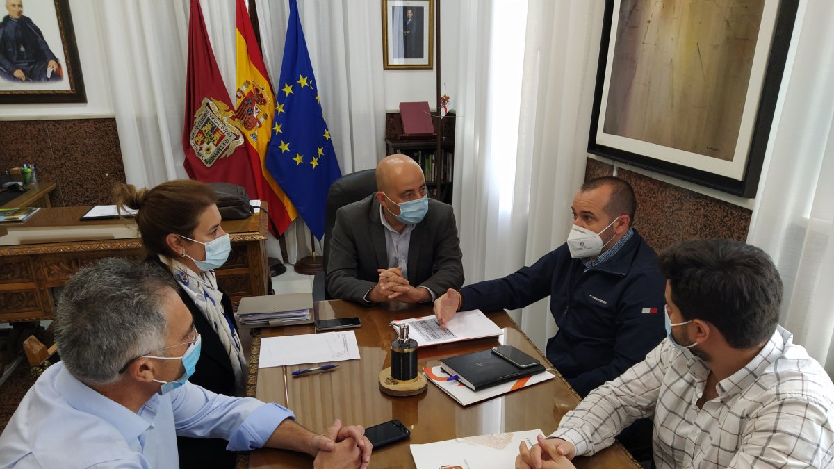 Reunión entre el alcalde, los concejales de Servicios y Hacienda, y representantes del Consorcio.