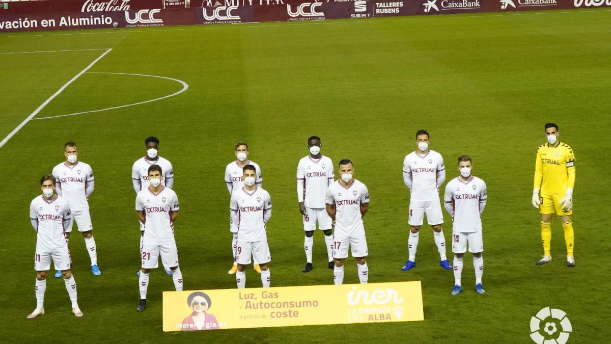 Curiosa imagen del once con mascarillas.