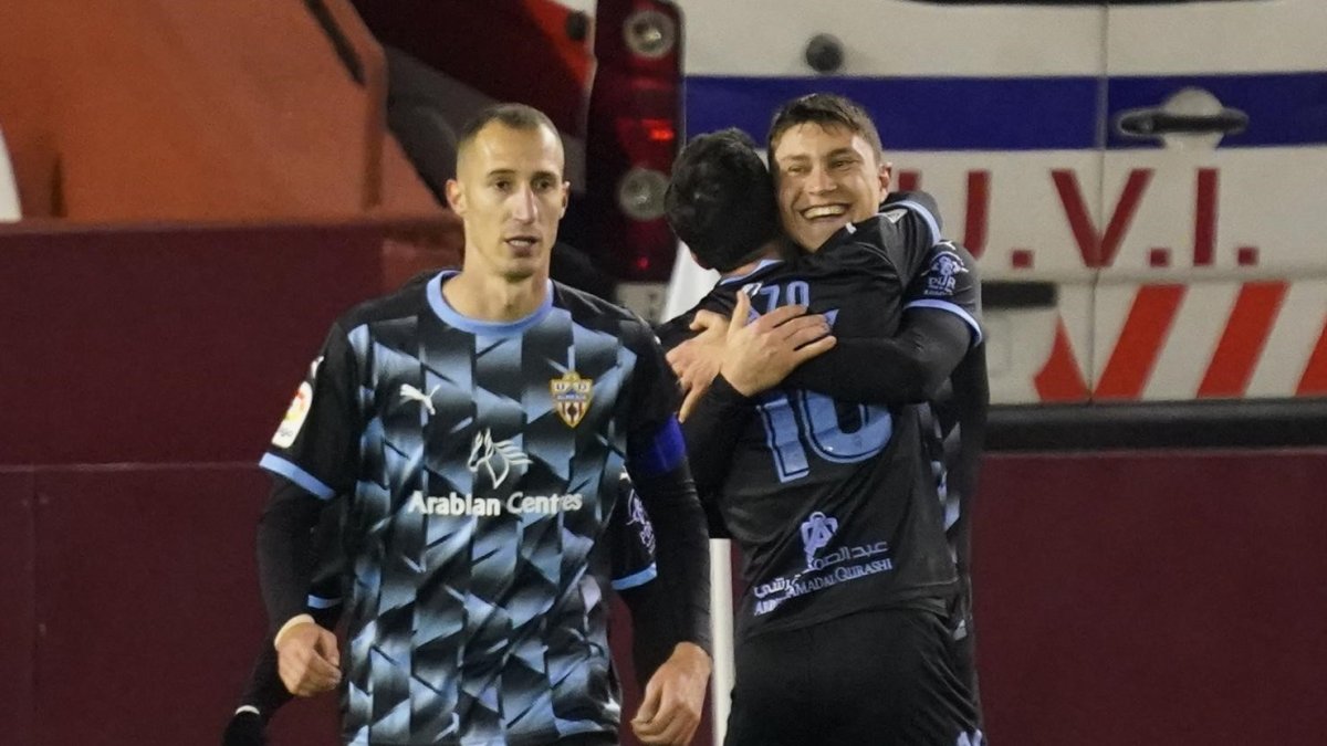 Cuenca se abraza a Lazo.