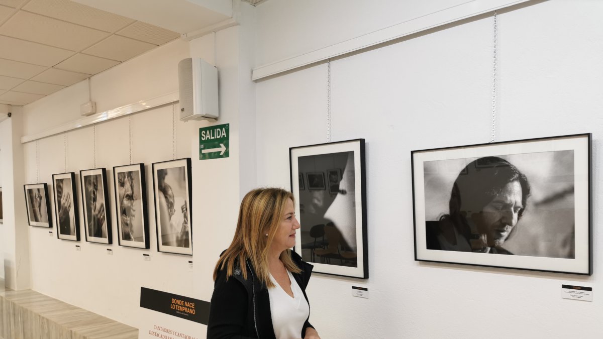 La edil en la exposición.