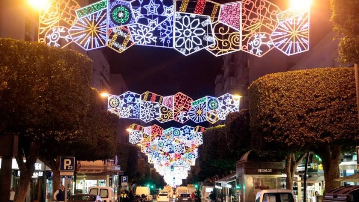El Paseo de Almería iluminado por Navidad.