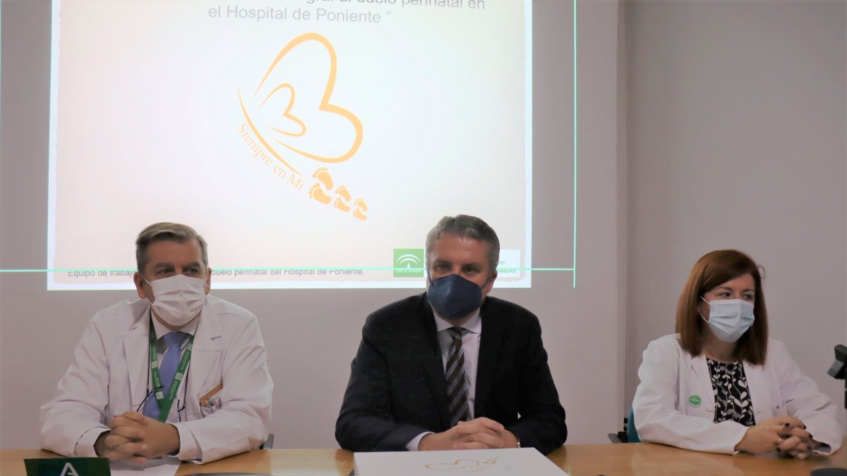 Director del Hospital de Poniente y delegado de Salud, en un reciente acto en el centro sanitario.