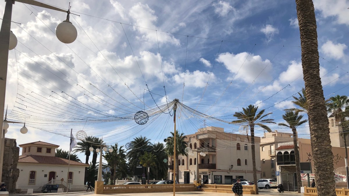 Instalación de las luces navideñas en Carboneras.