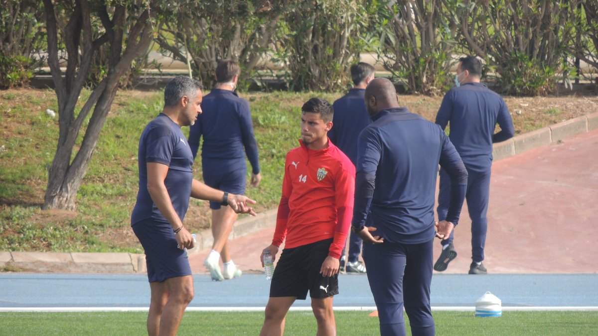 José Gomes hablando de Robertone.