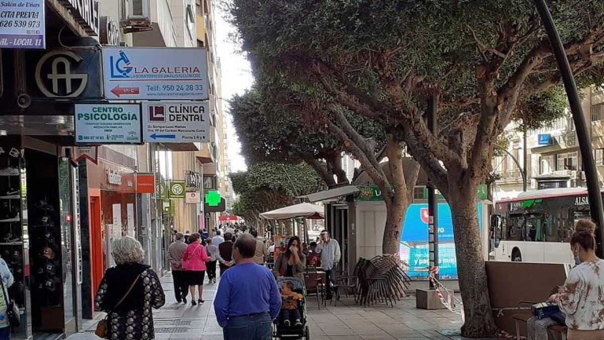 Los comerciantes almerienses piden ampliar horarios.
