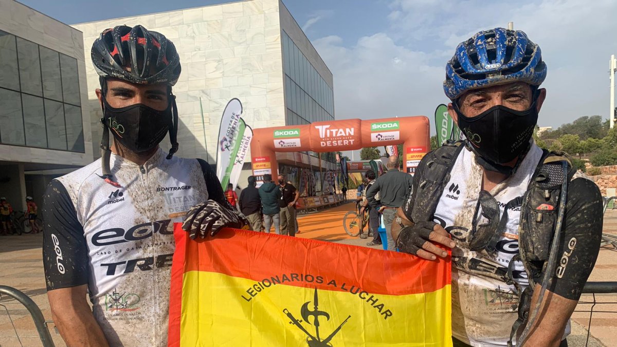 Nico Mercader y Juan Carlos Gutiérrez con la bandera de España.