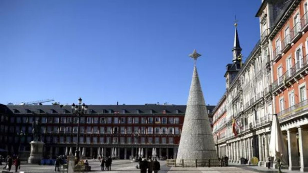 El árbol de Navidad adorna la Plaza Mayor, en Madrid, España, a 10 de noviembre de 2020.