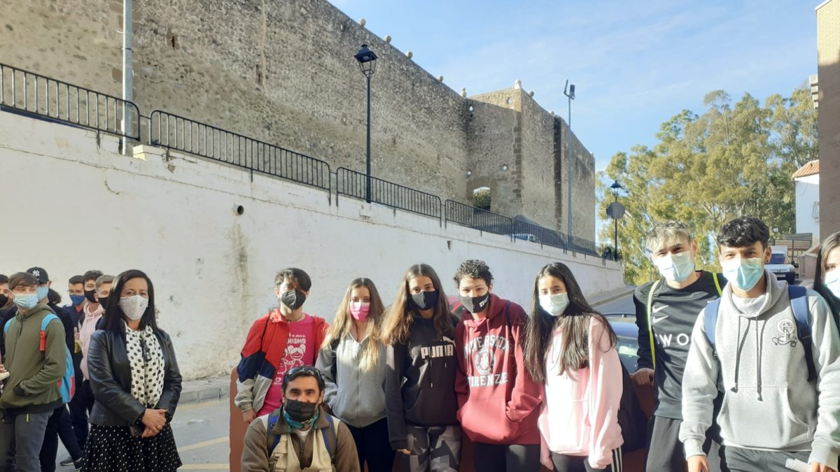 La concejala con los jóvenes participantes.