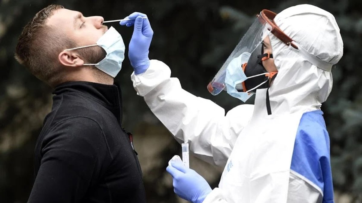 Realización de PCR a un paciente.