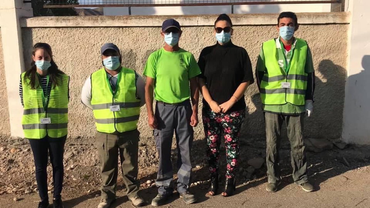 La concejala Noelia García con los vecinos contratados.