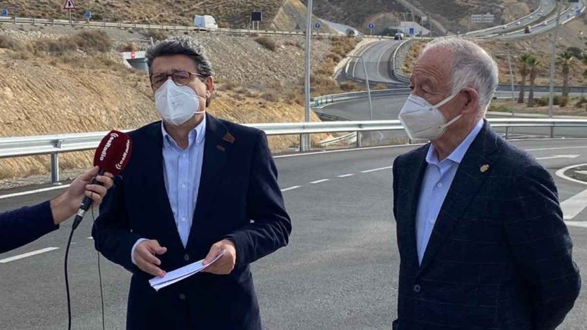 Juanjo Matarí y Gabriel Amat ante la A7.