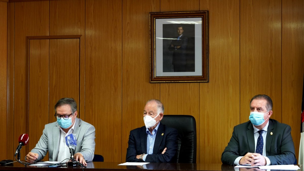 El delegado de Turismo en su visita a Roquetas de Mar.