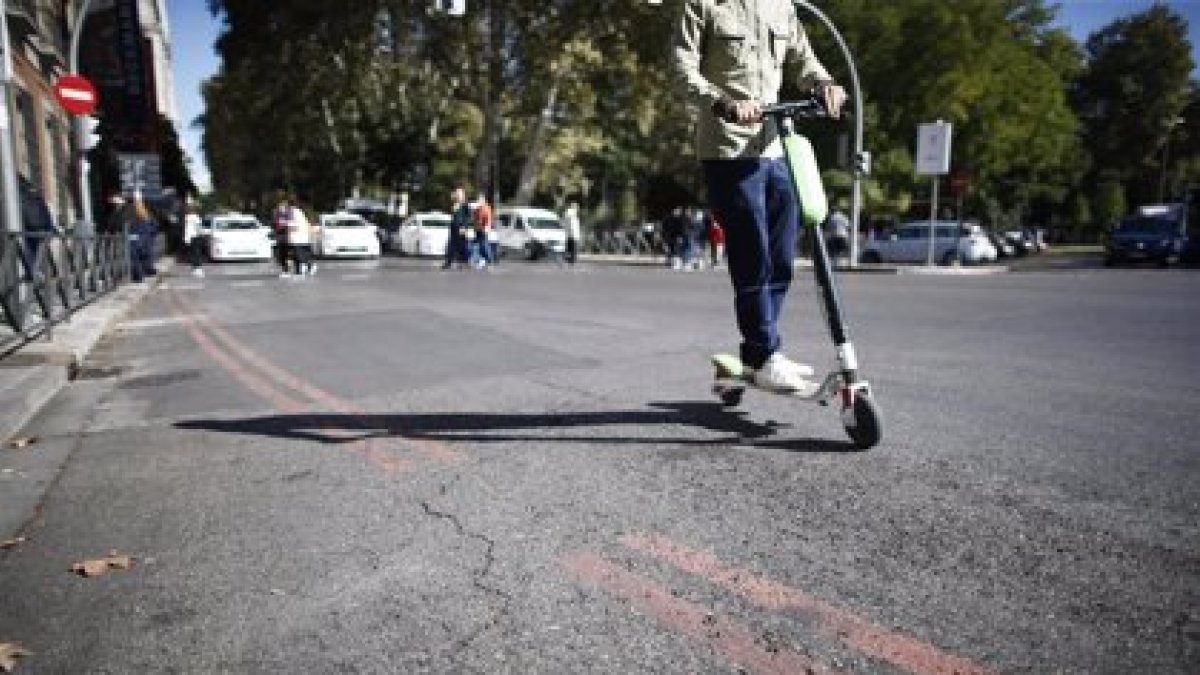 Un joven circula con un patinete eléctrico.